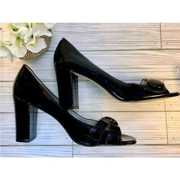 TAHARI Size 10M Black Patten Leather Peekaboo Button 3.75 Heels - Picture 7 of 11